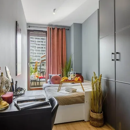 Quiet Flat With Garage Varsó