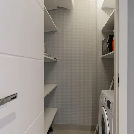 Quiet Flat With Garage Varsó